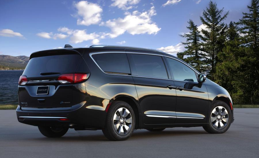  Chrysler Pacifica Hybrid Limited 35th Anniversary (RU) 2019 года  (фото 2 из 4)
